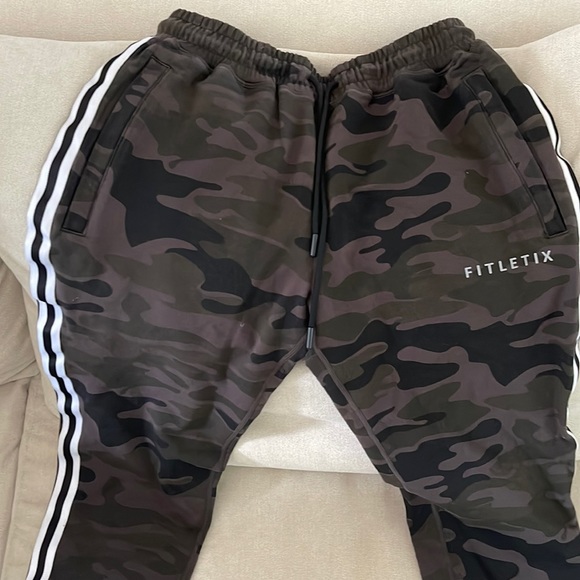 Fitletix camo joggers medium with zipper pockets - Picture 1 of 4